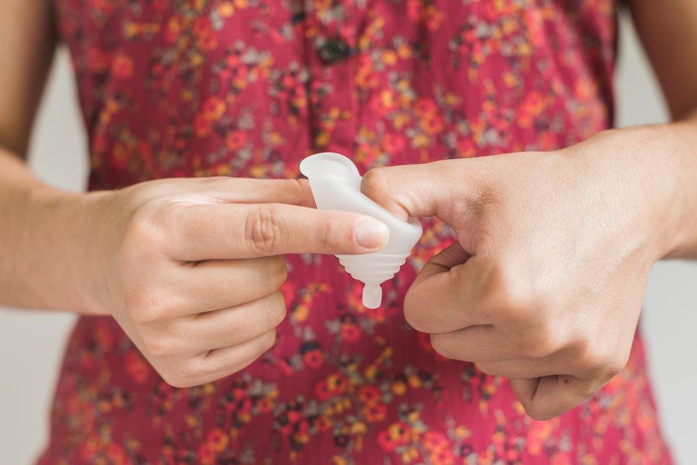 how to use a menstrual cup 1