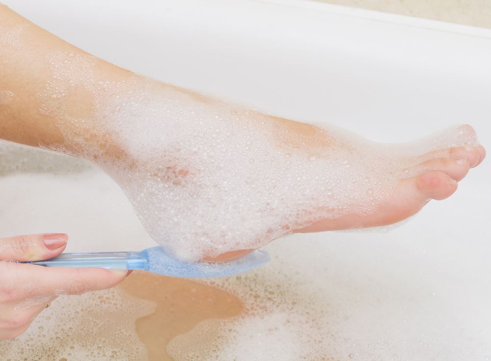 Use of an efficient foot scrubber for dead skin feet